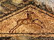 Panneau triangulaire avec antilope (d&eacute;tail de la mosa&iuml;que &ldquo;Ganym&egrave;de et l&acute;aigle&rdquo;) &ndash; opus vermiculatum, opus tesselatum. D&eacute;but du IV- &egrave;me si&egrave;cle, mus&eacute;e des mosa&iuml;ques romaines &agrave; Devnya
