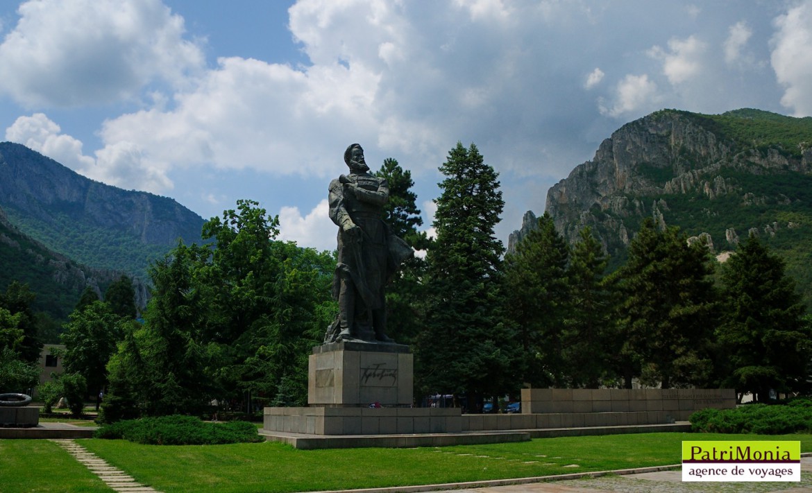 Monument de Hristo Botev sur la place centrale de Vratsa 2 Juin - jour de commémoration de Hristo Botev