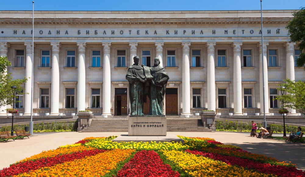 Le monument de Cyrille et Méthode devant la Bibliothèque nationale à Sofia / Fotolia © nstanev 24 Mai - Fête des Lettres