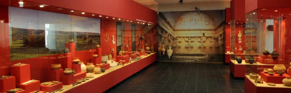 La principale salle d'exposition du musée d'Abritus Salle d'exposition Musées Abritus