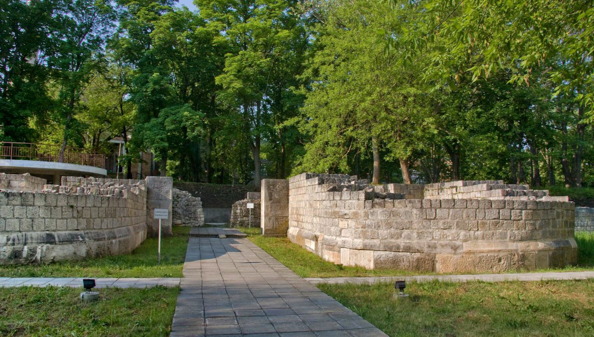 Entrée dans Abritus entre deux tours défensives Origines Abritus