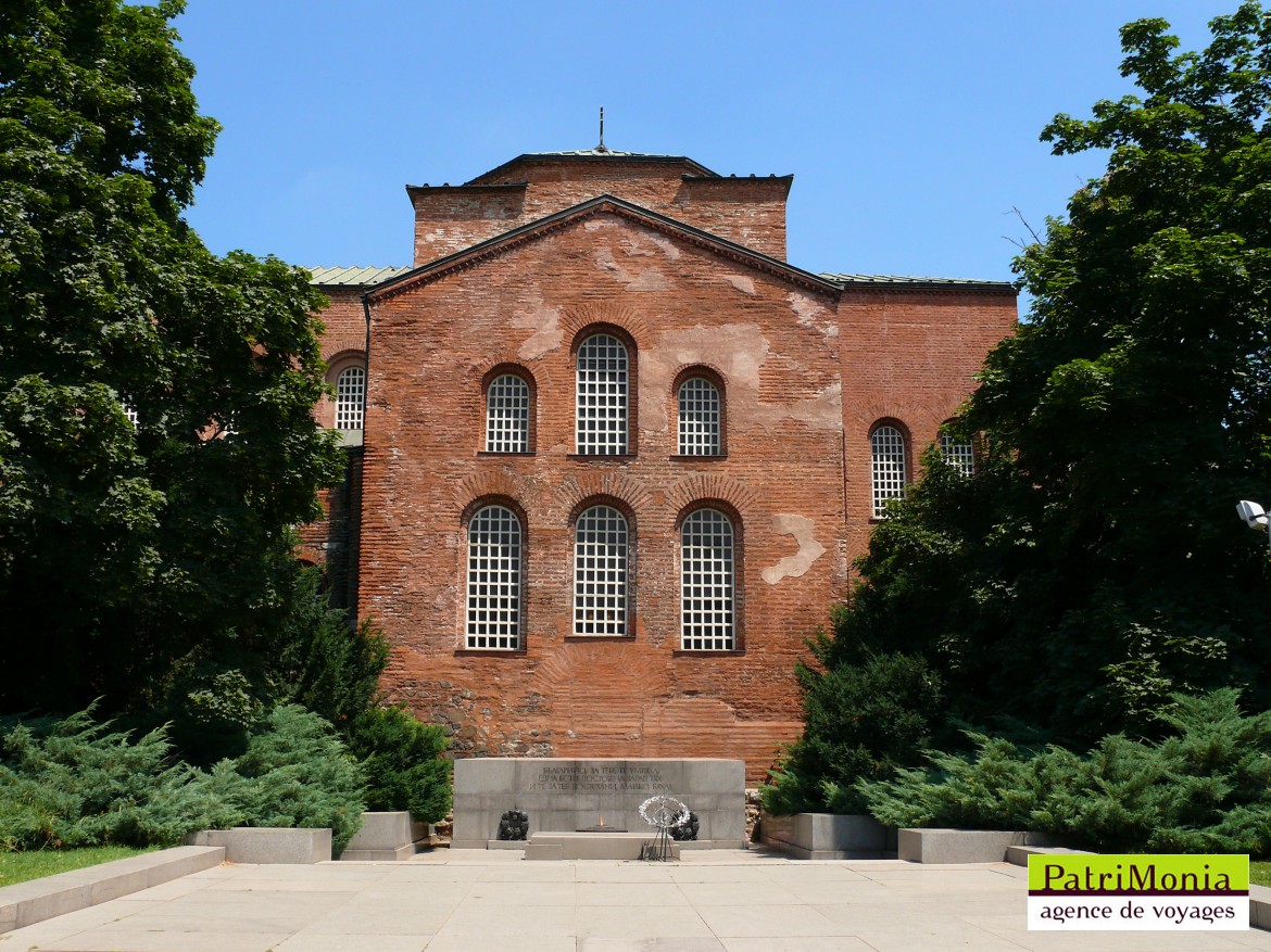 Basilique Sainte-Sophie côté sud avec le mémorial du Soldat inconnu Histoire Eglise basilique Sainte-Sophie, Sofia