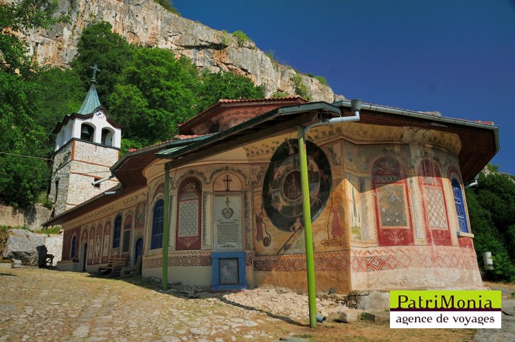L'église du monastère Préobrajenski avec la tour à l'horloge  Monastère Préobrajenski, Véliko Tarnovo